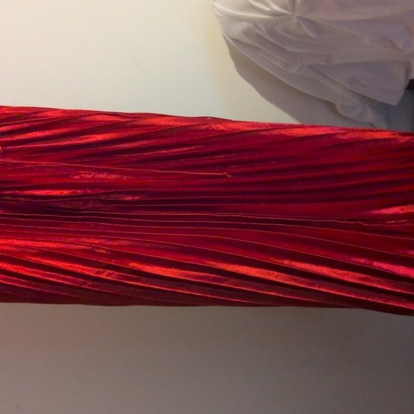 Elegant Red Ruffled Dress - Picture 7 of 8